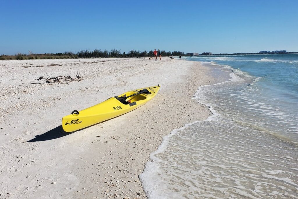 Kayak Keewaydin Island at Keelanie Residence