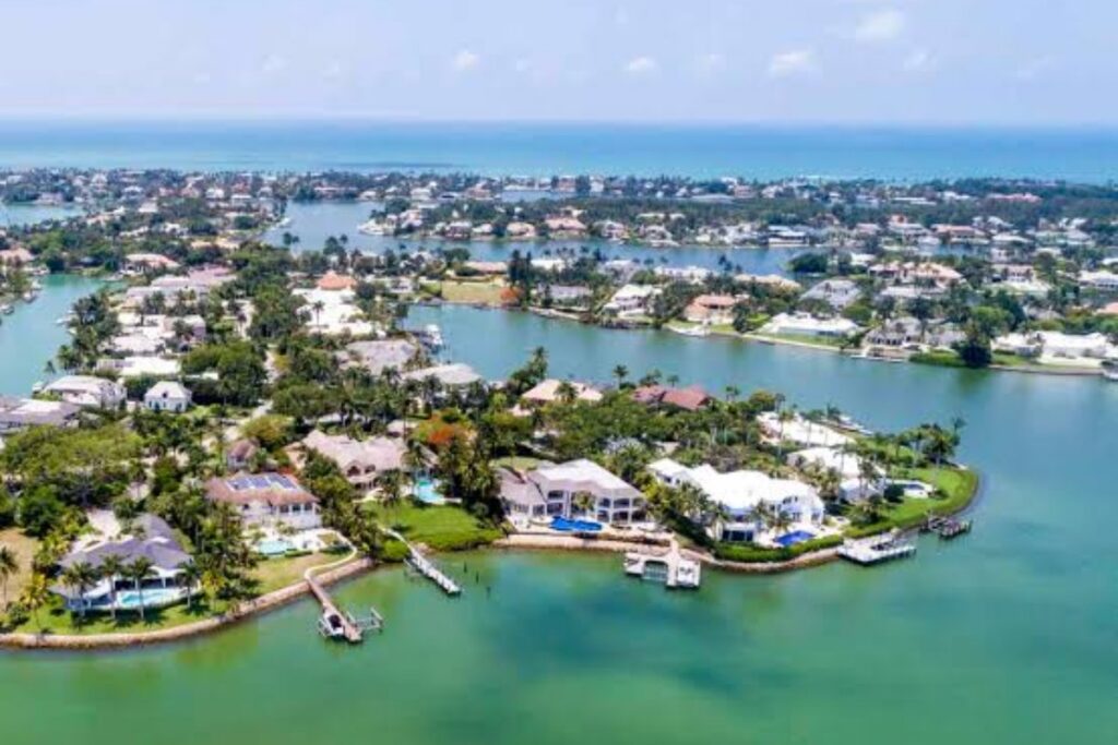 Naples Bay, Port Royal and the Historic Beachfront